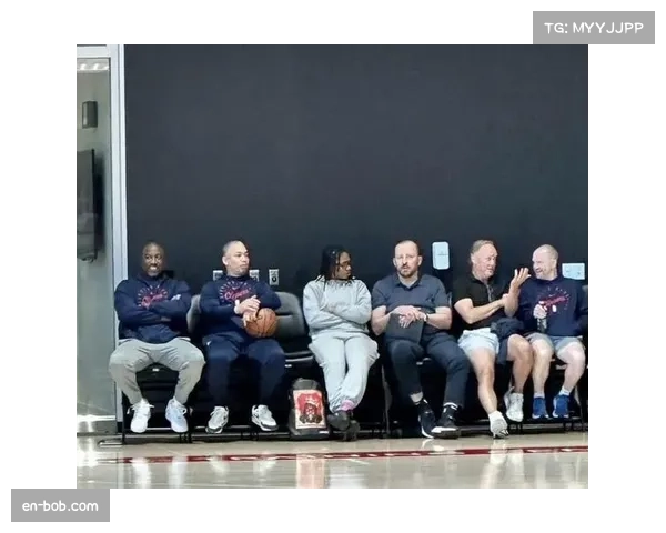 快船训练营第一天震撼开幕 新阵容首度亮相球迷热情高涨